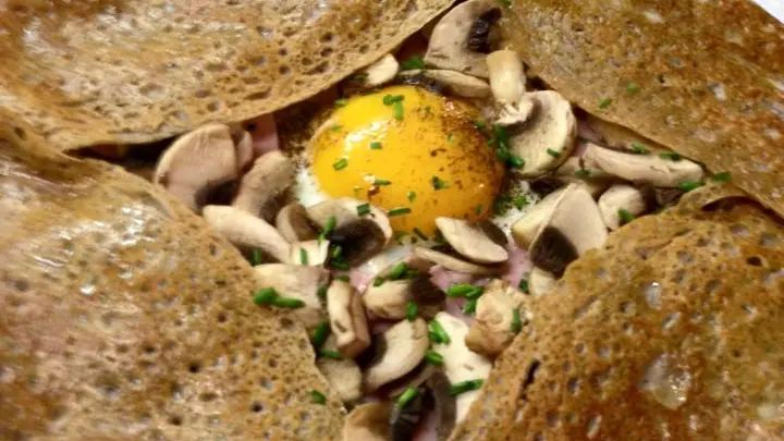Photo du restaurant : une galette de blé noir garnie de champignons et d'un œuf